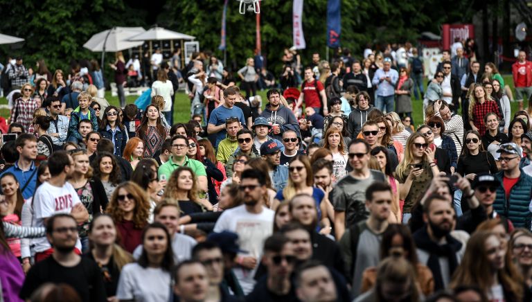 Зрители во время выступления группы Браво на фестивале Bosco Fresh Fest 2017 в московском музее-заповеднике Царицыно