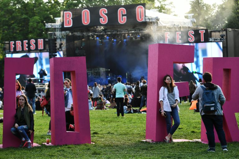 Отдыхающие на музыкальном фестивале Bosco Fresh Fest 2017 в московском музее-заповеднике Царицыно Отдыхающие на музыкальном фестивале Bosco Fresh Fest 2017 в московском музее-заповеднике Царицыно