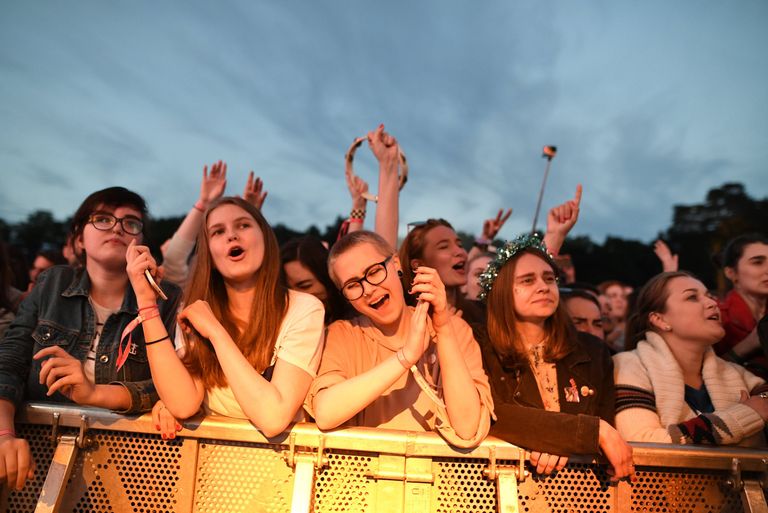 Зрители на музыкальном фестивале Bosco Fresh Fest 2017 в московском музее-заповеднике Царицыно Зрители на музыкальном фестивале Bosco Fresh Fest 2017 в московском музее-заповеднике Царицыно