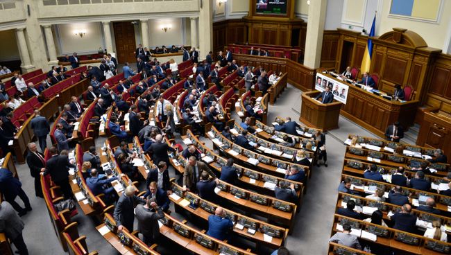 Депутаты на заседании Верховной рады Украины в Киеве. Архивное фото