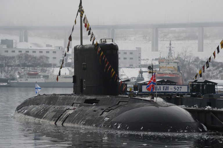Дизельная подводная лодка класса Варшавянка возле пирса
