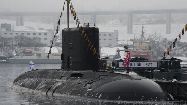 Дизельная подводная лодка класса Варшавянка возле пирса. Архивное фото Дизельная подводная лодка класса Варшавянка возле пирса. Архивное фото