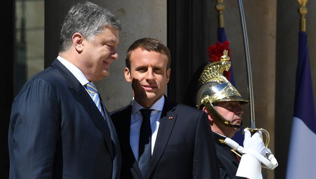 Президент Франции Эммануэль Макрон и президент Украины Петр Порошенко перед встречей в Елисейском дворце в Париже Президент Франции Эммануэль Макрон и президент Украины Петр Порошенко перед встречей в Елисейском дворце в Париже