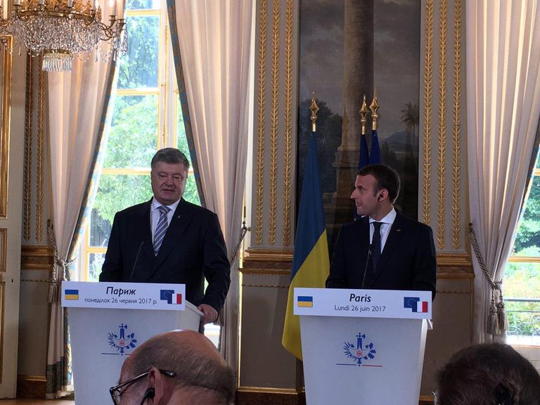 Президент Франции Эммануэль Макрон и президент Украины Петр Порошенко во время встречи в Париже Президент Франции Эммануэль Макрон и президент Украины Петр Порошенко во время встречи в Париже