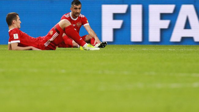Виктор Васин и Александр Самедов после окончания матча Кубка конфедераций-2017 по футболу между сборными Мексики и России. 24 июня 2017
