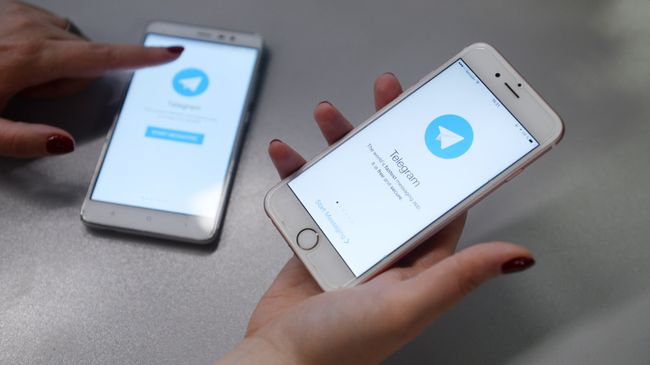Мессенджер Telegram на экране телефона. Архивное фото Мессенджер Telegram на экране телефона. Архивное фото