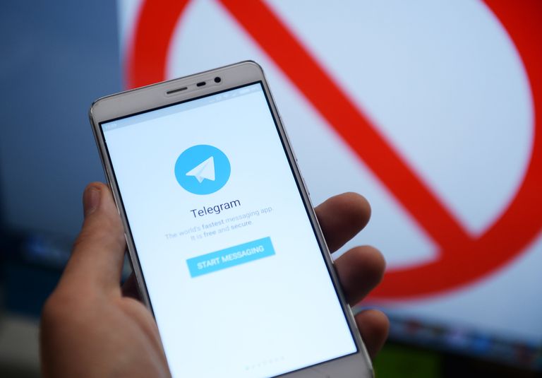Мессенджер Telegram на экране телефона