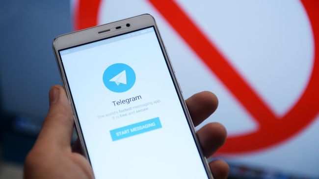 Мессенджер Telegram на экране телефона Мессенджер Telegram на экране телефона