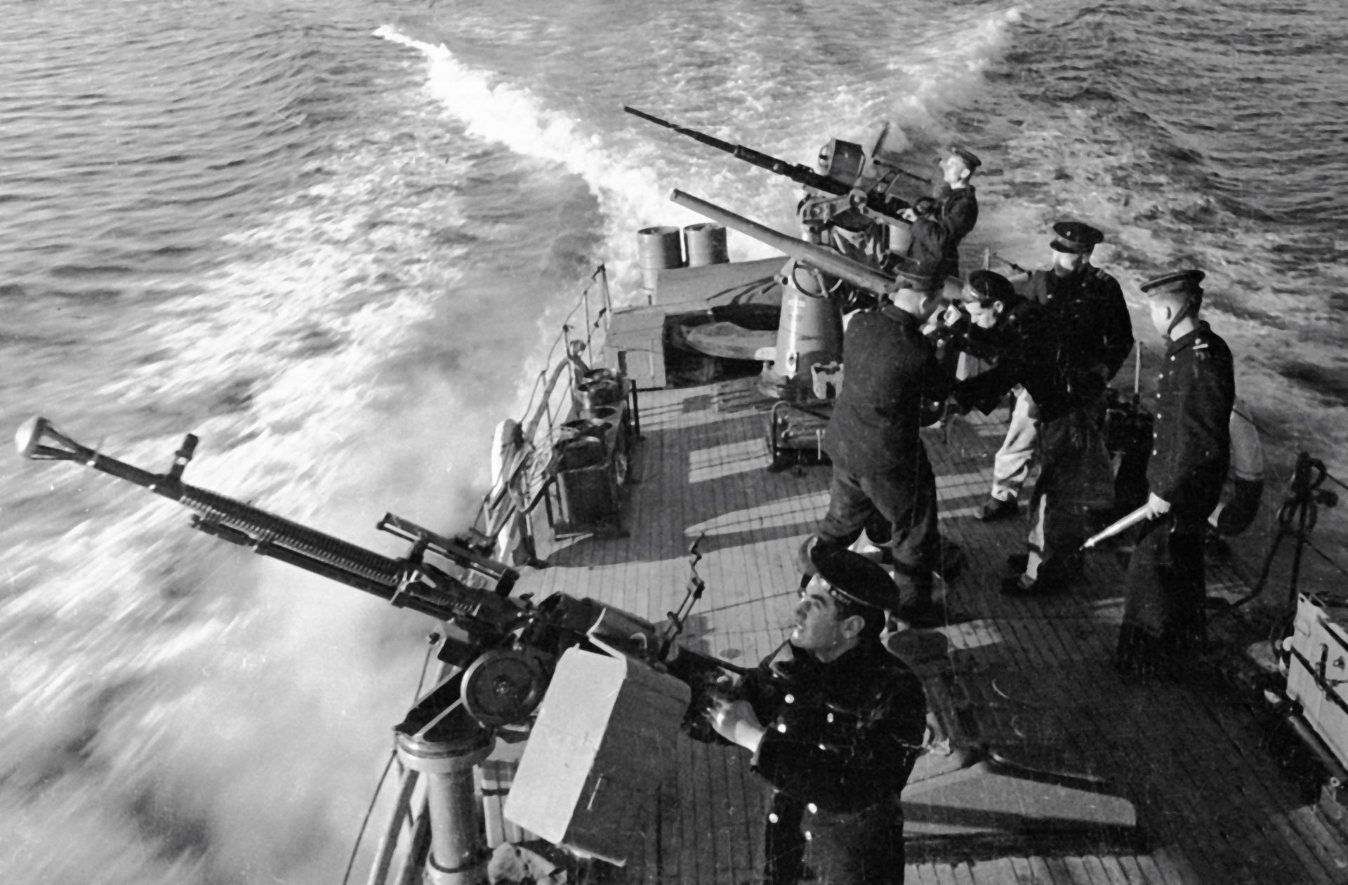 Моряки Черноморского флота на катере в боевом походе во время Великой Отечественной войны Моряки Черноморского флота на катере в боевом походе во время Великой Отечественной войны - РИА Новости, 1920, 12.05.2023