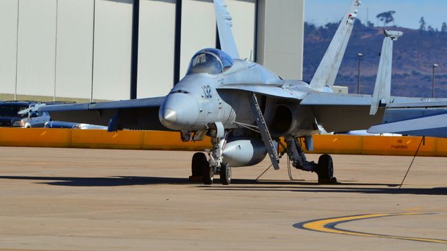Истребитель-бомбардировщик FA-18 на авиационной станции Маримар в Сан-Диего. Архивное фото Истребитель-бомбардировщик FA-18 на авиационной станции Маримар в Сан-Диего. Архивное фото