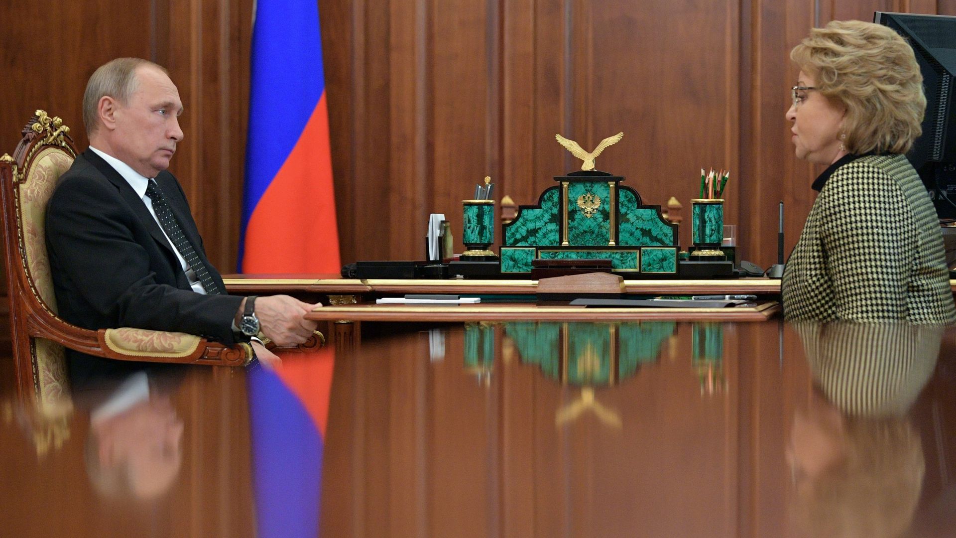 Президент РФ Владимир Путин и председатель Совета Федерации Валентина Матвиенко во время встречи Президент РФ Владимир Путин и председатель Совета Федерации Валентина Матвиенко во время встречи - РИА Новости, 1920, 21.02.2023