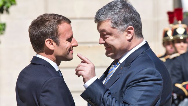 Президент Франции Эммануэль Макрон и президент Украины Петр Порошенко во время встречи в Париже. 26 июня 2017 Президент Франции Эммануэль Макрон и президент Украины Петр Порошенко во время встречи в Париже. 26 июня 2017