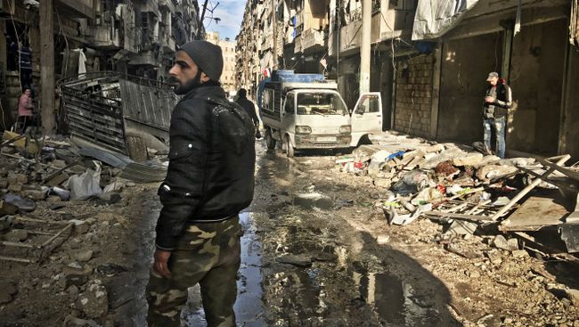 Боец сирийской армии на улице восточного квартала Алеппо. Архивное фото Боец сирийской армии на улице восточного квартала Алеппо. Архивное фото