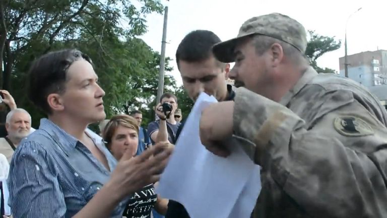 Савченко пыталась успокоить забросавших ее яйцами радикалов в Николаеве Савченко пыталась успокоить забросавших ее яйцами радикалов в Николаеве
