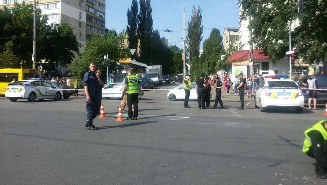 Место взрыва автомобиля Mercedes в Соломенском районе Киева. 27 июня 2017 Место взрыва автомобиля Mercedes в Соломенском районе Киева. 27 июня 2017