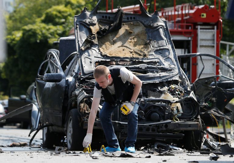 Автомобиль Mercedes в Соломенском районе Киева после взрыва. 27 июня 2017