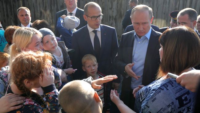 23 июня 2017. Президент РФ Владимир Путин общается с жителями во время посещения аварийного жилья семьи Анастасии Вотинцевой в Ижевске. В центре - временно исполняющим обязанности главы Удмуртии Александр Бречалов. Архивное фото 23 июня 2017. Президент РФ Владимир Путин общается с жителями во время посещения аварийного жилья семьи Анастасии Вотинцевой в Ижевске. В центре - временно исполняющим обязанности главы Удмуртии Александр Бречалов. Архивное фото