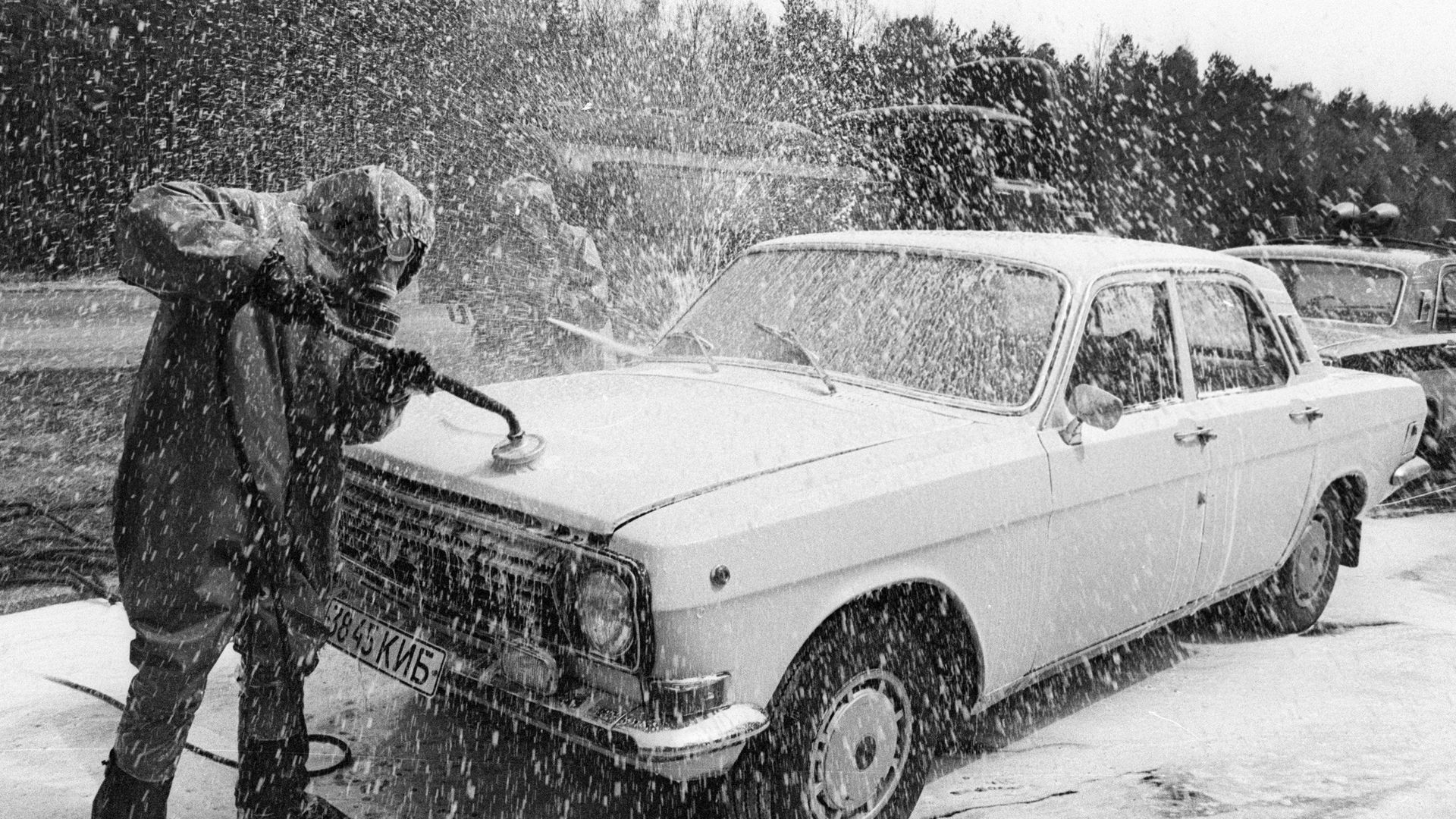 Дезактивация автомобиля, выезжающего из зоны чернобыльской катастрофы. 30 апреля 1986 года Дезактивация автомобиля, выезжающего из зоны чернобыльской катастрофы. 30 апреля 1986 года - РИА Новости, 1920, 10.07.2025