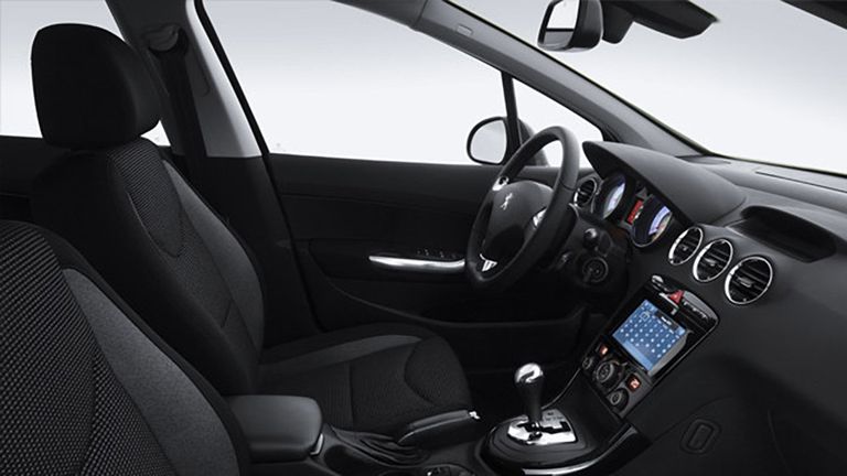 Интерьер автомобиля Peugeot 408
