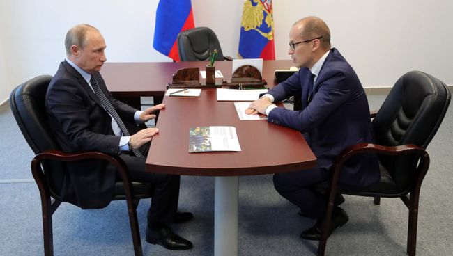 Владимир Путин во время беседы с временно исполняющим обязанности главы Удмуртии Александром Бречаловым. 27 июня 2017 Владимир Путин во время беседы с временно исполняющим обязанности главы Удмуртии Александром Бречаловым. 27 июня 2017