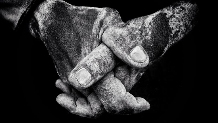 Работа фотографа из Ирландии Branda O Se Dock Worker, занявшая 1-ое место в номинации Фотограф года в iPhone Photography Awards 2017 Работа фотографа из Ирландии Branda O Se Dock Worker, занявшая 1-ое место в номинации Фотограф года в iPhone Photography Awards 2017