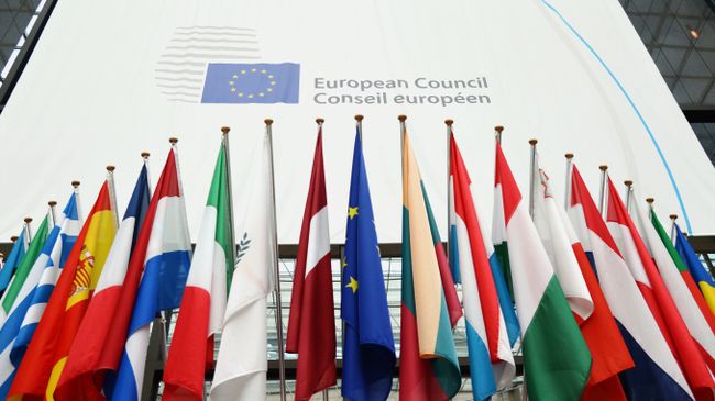 Флаги стран-участниц Европейского союза на саммите государств и правительств Евросоюза в Брюсселе Флаги стран-участниц Европейского союза на саммите государств и правительств Евросоюза в Брюсселе