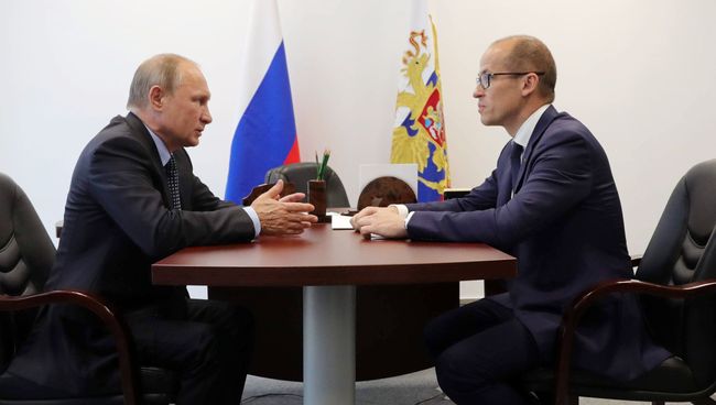 Президент РФ Владимир Путин во время беседы с временно исполняющим обязанности главы Удмуртии Александром Бречаловым. 27 июня 2017 Президент РФ Владимир Путин во время беседы с временно исполняющим обязанности главы Удмуртии Александром Бречаловым. 27 июня 2017