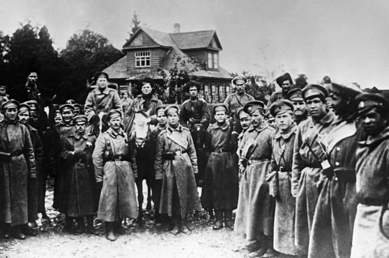 Братание солдат Дикой дивизии с революционными войсками под Петроградом Братание солдат Дикой дивизии с революционными войсками под Петроградом