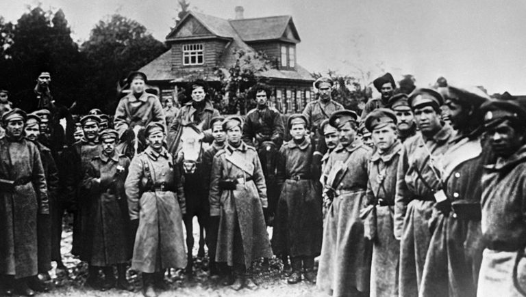 Братание солдат Дикой дивизии с революционными войсками под Петроградом Братание солдат Дикой дивизии с революционными войсками под Петроградом