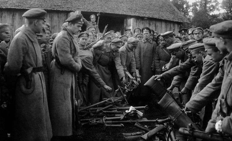 Сдача оружия войсками генерала Лавра Корнилова Сдача оружия войсками генерала Лавра Корнилова
