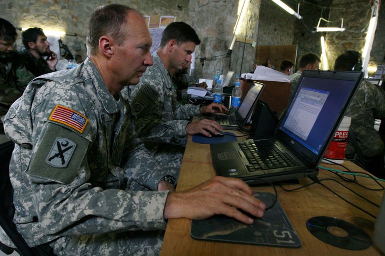 Американские военные в командном пункте