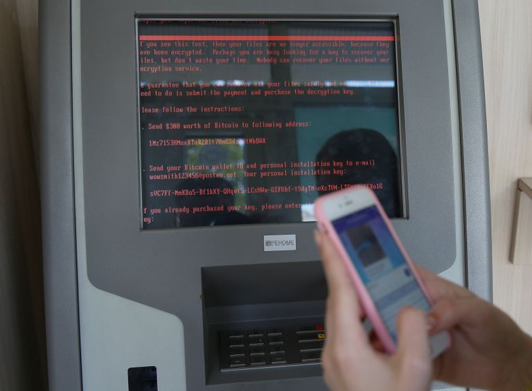 Вирус-вымогатель Petya на экране платежного терминала в филиале государственного банка Украины Ощадбанк Вирус-вымогатель Petya на экране платежного терминала в филиале государственного банка Украины Ощадбанк