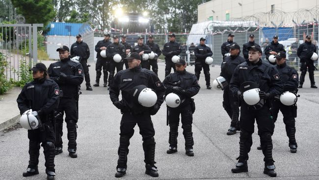 Сотрудники полиции Германии в Гамбурге в преддверии саммита G20. 25 июня 2017 Сотрудники полиции Германии в Гамбурге в преддверии саммита G20. 25 июня 2017