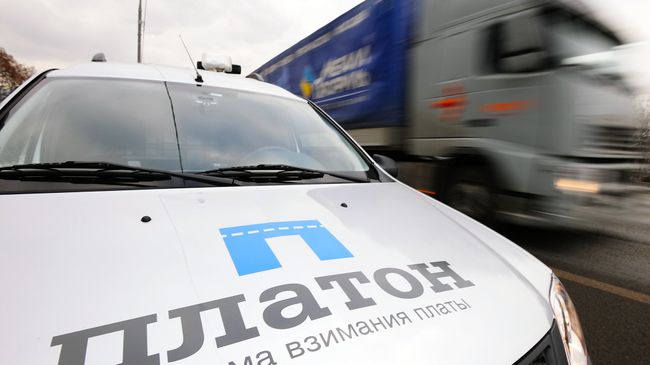 Автомашина контроля оплаты проезда пользователей, зарегистрированных в реестре государственной системы взимания платы Платон, на одной из подмосковных автодорог