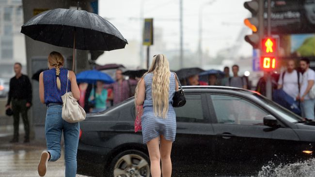 Прохожие во время дождя в Москве Прохожие во время дождя в Москве