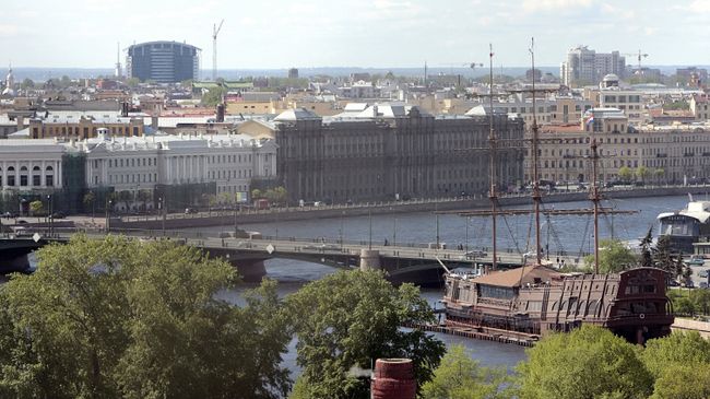 Вид на Биржевой мост с колокольни Петропавловской крепости Вид на Биржевой мост с колокольни Петропавловской крепости