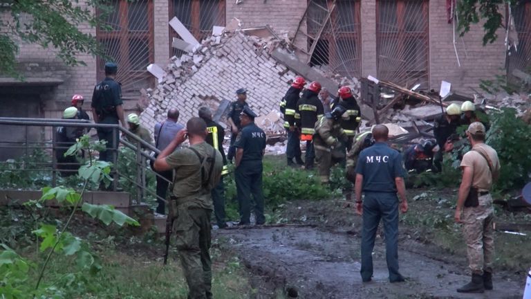 Кадры с места обрушения здания торгового университета  в Донецке