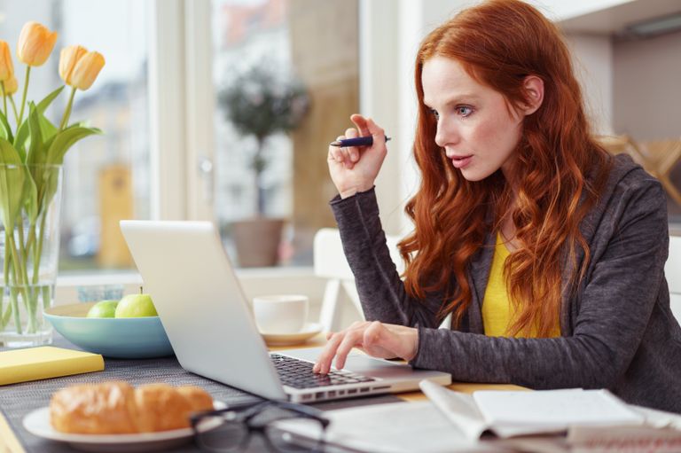 Девушка работает за компьютером Девушка работает за компьютером