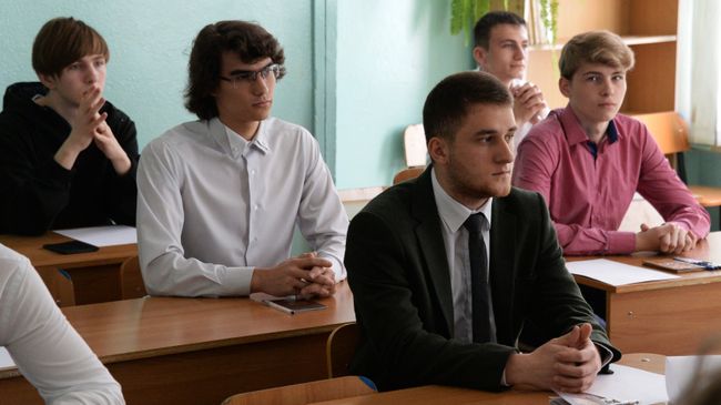 Ученики 11-х классов перед началом единого государственного экзамена по информатике и географии во Владивостоке