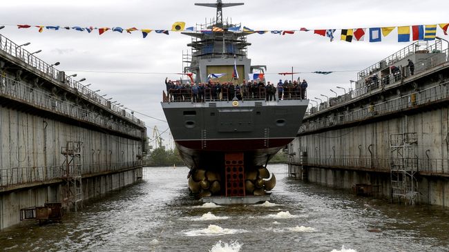 Церемония спуска на воду корвета Гремящий проекта 20385 на заводе ПАО СЗ Северная верфь в Санкт-Петербурге. 30 июня 2017
