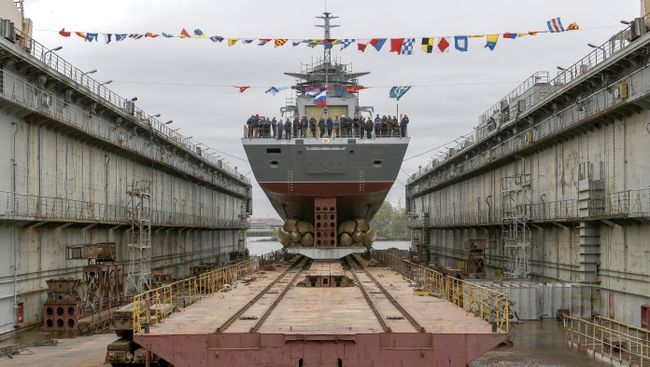 Церемония спуска на воду корвета Гремящий проекта 20385 на заводе ПАО СЗ Северная верфь в Санкт-Петербурге. 30 июня 2017