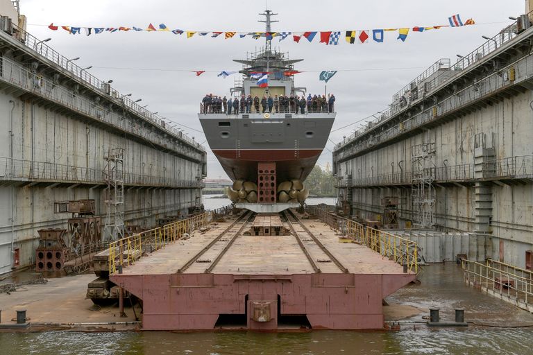 Спуск на воду корвета Гремящий на Северной верфи в Санкт-Петербурге