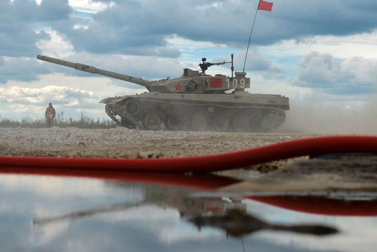 Экипаж танка Type 96 армии КНР во время финальных соревнований конкурса Танковый биатлон на полигоне Алабино Экипаж танка Type 96 армии КНР во время финальных соревнований конкурса Танковый биатлон на полигоне Алабино