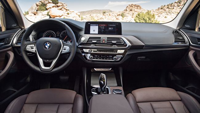 Интерьер автомобиля BMW X3. Архивное фото Интерьер автомобиля BMW X3. Архивное фото