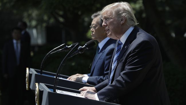 Президент США Дональд Трамп и президент Южной Кореи Мун Чжэ Ином в Белом доме, Вашингтон. 30 июня 2017 Президент США Дональд Трамп и президент Южной Кореи Мун Чжэ Ином в Белом доме, Вашингтон. 30 июня 2017