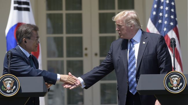 Президент США Дональд Трамп во время совместной пресс-конференции с президентом Южной Кореи Мун Чжэ Ином в Белом доме, Вашингтон. 30 июня 2017 Президент США Дональд Трамп во время совместной пресс-конференции с президентом Южной Кореи Мун Чжэ Ином в Белом доме, Вашингтон. 30 июня 2017