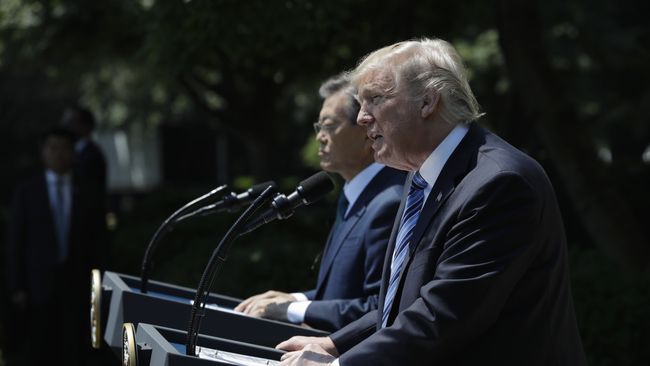 Дональд Трамп во время встречи с президентом Южной Кореи Мун Чжэ Ином. Архивное фото Дональд Трамп во время встречи с президентом Южной Кореи Мун Чжэ Ином. Архивное фото