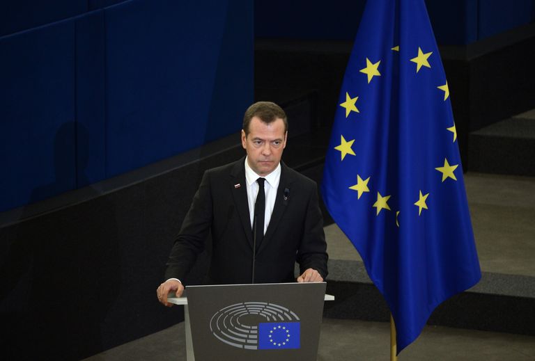 Премьер-министр РФ Д. Медведев принял участие в церемонии прощания с экс-канцлером Г. Колем Премьер-министр РФ Д. Медведев принял участие в церемонии прощания с экс-канцлером Г. Колем