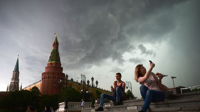 Горожане перед дождем в Москве. Архивное фото Горожане перед дождем в Москве. Архивное фото