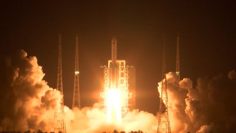 Запуск ракеты-носителя Великий поход-5 с космодрома Вэньчан Запуск ракеты-носителя Великий поход-5 с космодрома Вэньчан